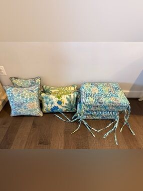 Pillow Perfect Indoor/Outdoor set of 8 cusions/pillows